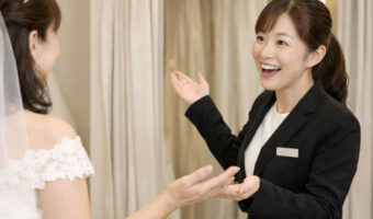 花嫁よりノリノリ！？結婚式のドレスフィッティングに同行した義母が主役になりかけた話
