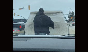 前を走る車がリアガラスに雪が積もったまま迷惑運転！これにウンザリした後続車のドライバーが『ある行動』に出た！！【海外・動画】