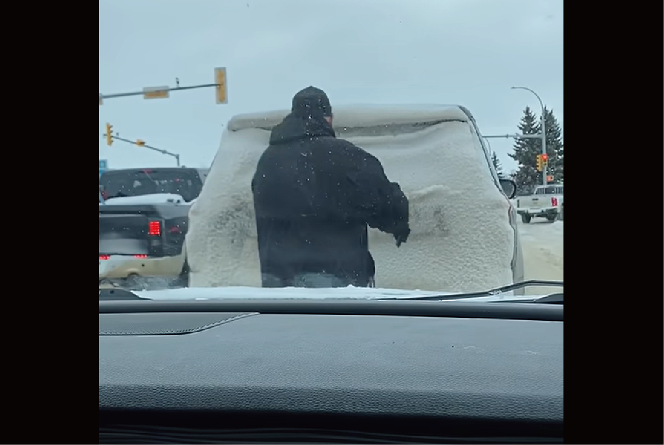 前を走る車がリアガラスに雪が積もったまま迷惑運転！これにウンザリした後続車のドライバーが『ある行動』に出た！！【海外・動画】