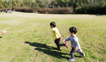 知らないおじいさんに電話番号を渡した私・・・双子育児で体力限界。ベンチで出会ったおじいさんのひと言が心に沁みた理由