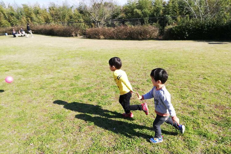 知らないおじいさんに電話番号を渡した私・・・双子育児で体力限界。ベンチで出会ったおじいさんのひと言が心に沁みた理由