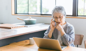 説明しても伝わらない・・・「昔の感覚」のままの親と、ネット手配を担う子世代の温度差