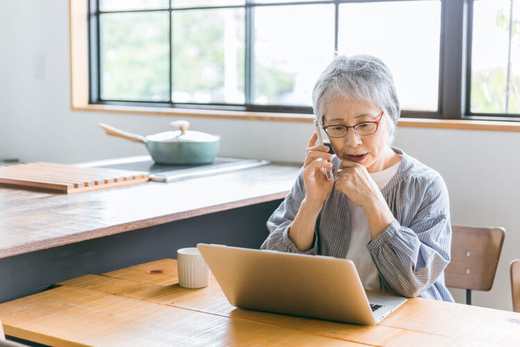 説明しても伝わらない・・・「昔の感覚」のままの親と、ネット手配を担う子世代の温度差