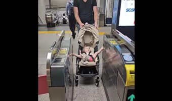改札の前でベビーカーを押すパパが立ち往生。その理由は・・赤ちゃんのある行動にあった！？【動画】