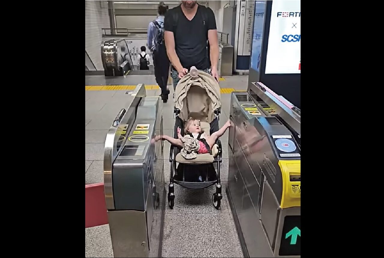 改札の前でベビーカーを押すパパが立ち往生。その理由は・・赤ちゃんのある行動にあった！？【動画】
