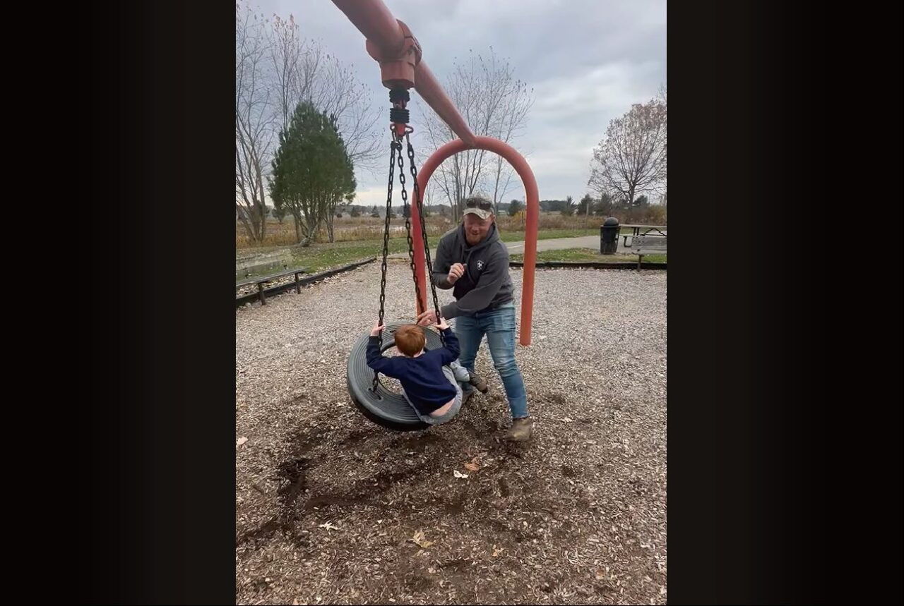 いっぱい揺らしてもらったタイヤブランコから降りたら・・。フラフラして立っていられなくなっちゃった！！【アメリカ・動画】