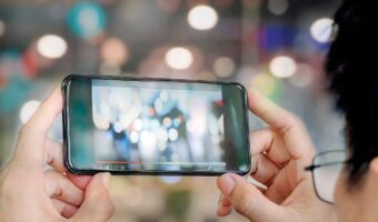 サービスエリアでヒッチハイクの青年を乗せた私。ほぼ無言の1時間のあと別れた数日後「まさかの再会」をすることに