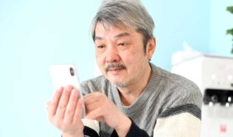 「すぐ終わるから！」と言って割り込むお爺さん。携帯ショップ店員が思わず感じた『老害』の瞬間