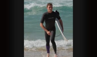 泣きっ面に蜂過ぎる！転んだサーファーに更なる悲劇が襲った！【海外・動画】