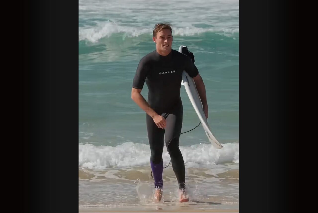 泣きっ面に蜂過ぎる！転んだサーファーに更なる悲劇が襲った！【海外・動画】