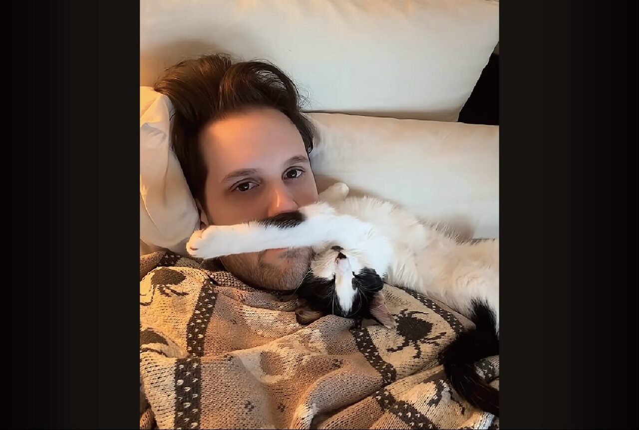 逆腕枕!?ネコのおててが飼い主さんの口元を塞いじゃって・・眠れない!?【アメリカ・動画】