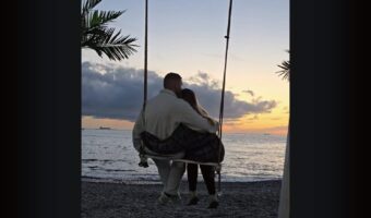 ロマンチックにオチがついた！？夕暮れ時のビーチでぶらんこに揺られるカップルにハプニング【海外・動画】