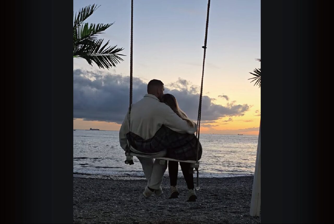 ロマンチックにオチがついた!?夕暮れ時のビーチでぶらんこに揺られるカップルにハプニング【海外・動画】