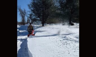 借りてきた除雪機で排雪作業をしていたら・・。楽しそうに遊ぶ子もついてきました！！【アメリカ・動画】