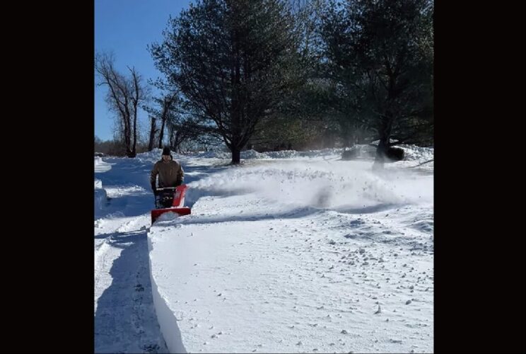 借りてきた除雪機で排雪作業をしていたら・・。楽しそうに遊ぶ子もついてきました！！【アメリカ・動画】
