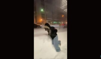 思った以上にふかふかすぎた！？雪に向かってダイブした結果・・とんでもないハプニングが！！【海外・動画】