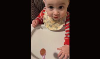 赤ちゃんがごはんよりも夢中になったのは・・。影を追っておおはしゃぎ！！【アメリカ・動画】