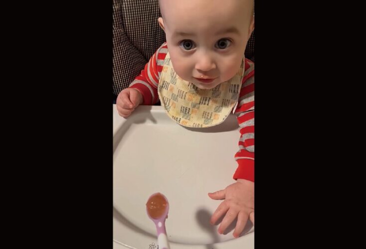 赤ちゃんがごはんよりも夢中になったのは・・。影を追っておおはしゃぎ！！【アメリカ・動画】
