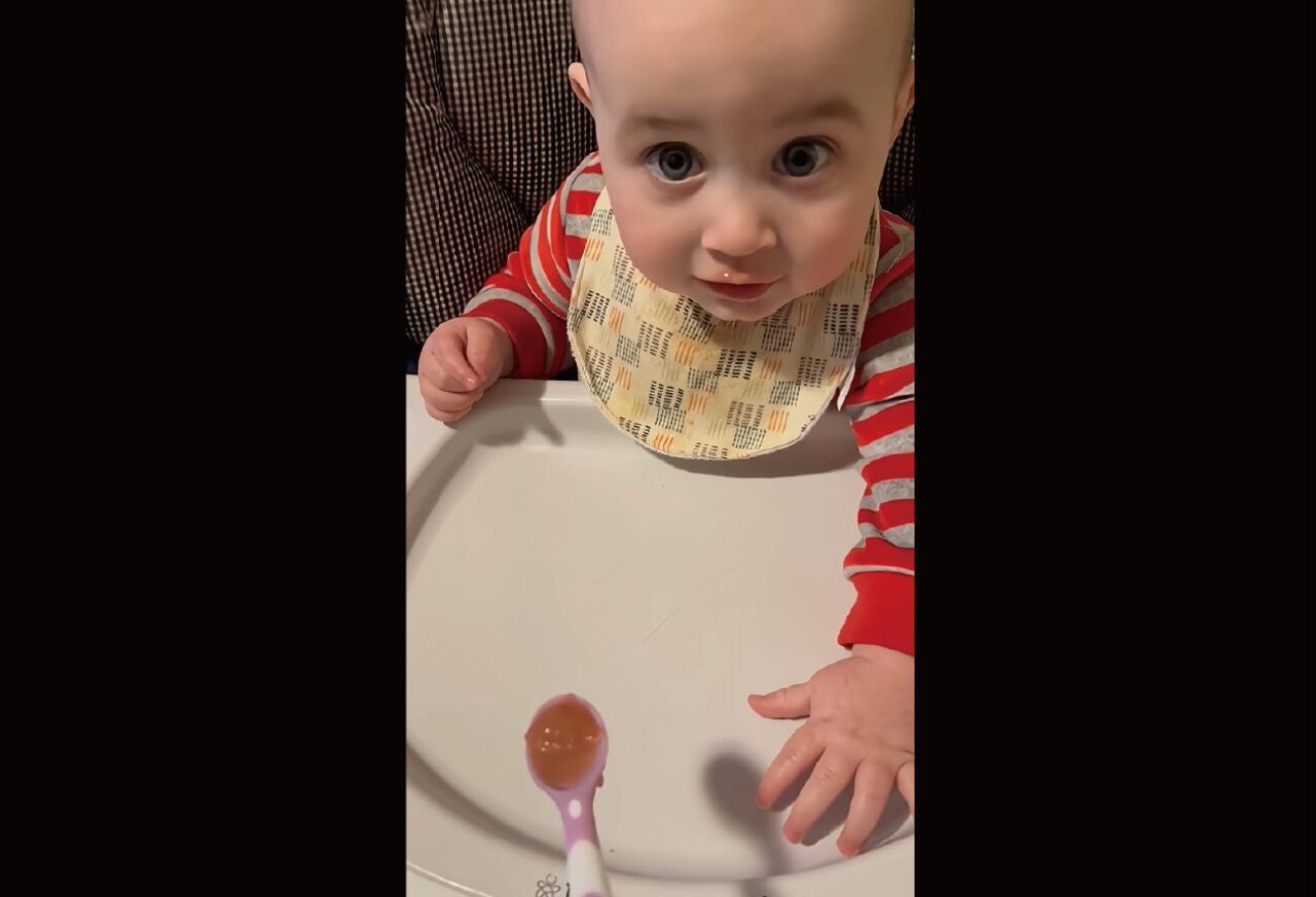 赤ちゃんがごはんよりも夢中になったのは・・。影を追っておおはしゃぎ！！【アメリカ・動画】