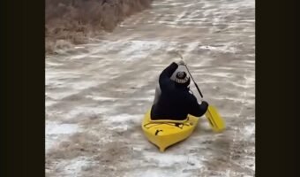 カヤックが進むのは・・。海でも川でもなく・・凍った道！？【アメリカ・動画】