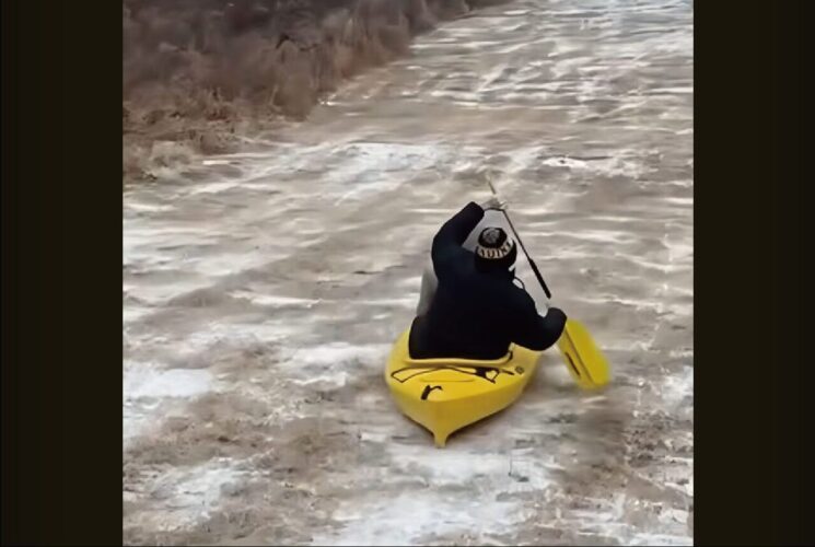 カヤックが進むのは・・。海でも川でもなく・・凍った道！？【アメリカ・動画】