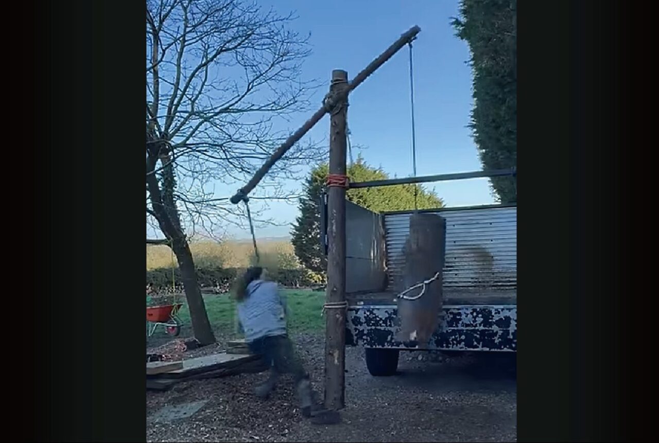 支点力点作用点！手作り装置が重い丸太を浮かせて荷揚げに成功！【海外・動画】