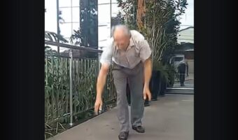 おじいちゃんのビックリな特技！逆立ちをして・・階段を下りていく！？【海外・動画】