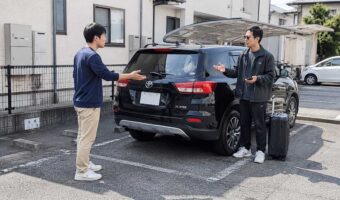 自宅の駐車場に見知らぬ車が停まってた！「ここ僕の駐車場なんですけど」勇気を出して声をかけた結果
