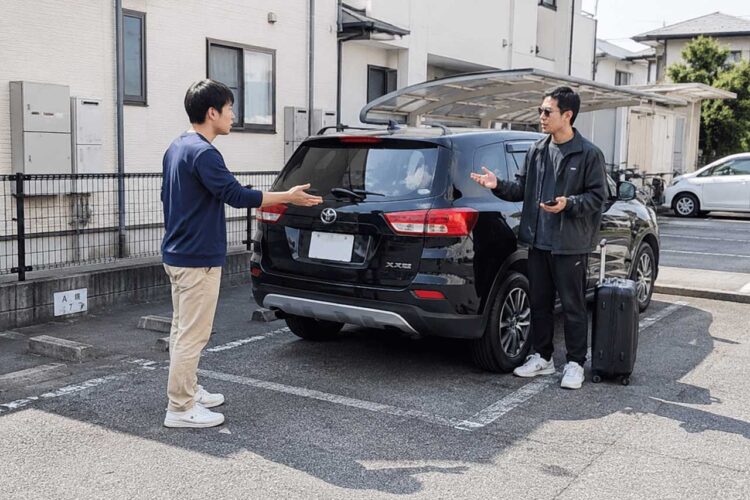自宅の駐車場に見知らぬ車が停まってた！「ここ僕の駐車場なんですけど」勇気を出して声をかけた結果