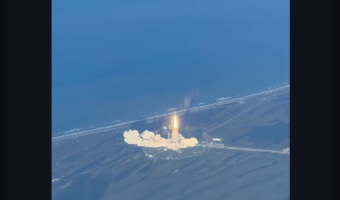 歴史的瞬間に立ち会えた！飛行機に乗っていたら・・ロケットの打ち上げを目撃！！【アメリカ・動画】
