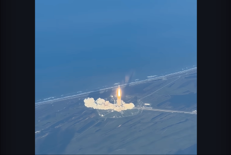 歴史的瞬間に立ち会えた！飛行機に乗っていたら・・ロケットの打ち上げを目撃！！【アメリカ・動画】