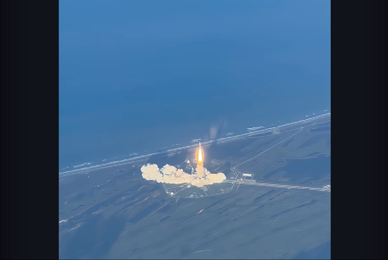 歴史的瞬間に立ち会えた！飛行機に乗っていたら・・ロケットの打ち上げを目撃！！【アメリカ・動画】