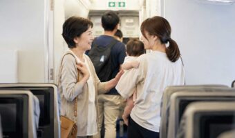 「チッ・・・うるさいな」泣き止まない我が子。機内で傷ついた私が、思わず涙した理由