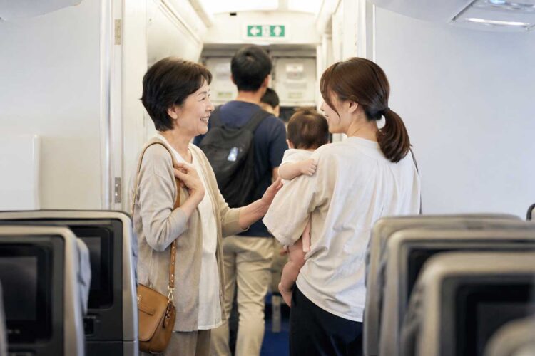 「チッ・・・うるさいな」泣き止まない我が子。機内で傷ついた私が、思わず涙した理由