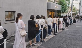 販売開始30分前で30人待ち・・・ようやく買えた『最後の1個』を譲ってほしいと言われて困惑した話