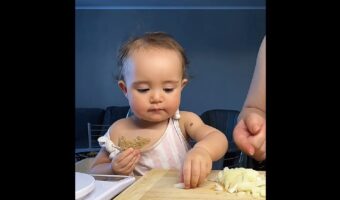 玉ねぎを味見したい赤ちゃん。一口モグモグした時のリアクションがキュート！！【海外・動画】