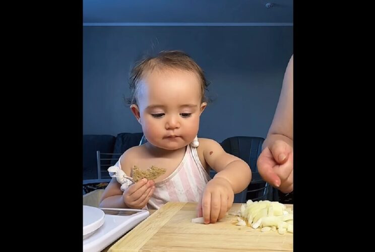 玉ねぎを味見したい赤ちゃん。一口モグモグした時のリアクションがキュート！！【海外・動画】