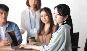私だけお土産がない・・・お局さんの『露骨ないじわる』に職場が凍りついた話
